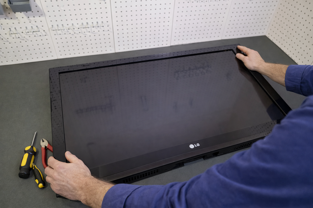 Ремонт телевизора LG 42CS560 в сервисном центре Казани — устройство отключалось при работе, выполнена диагностика и восстановление модуля.