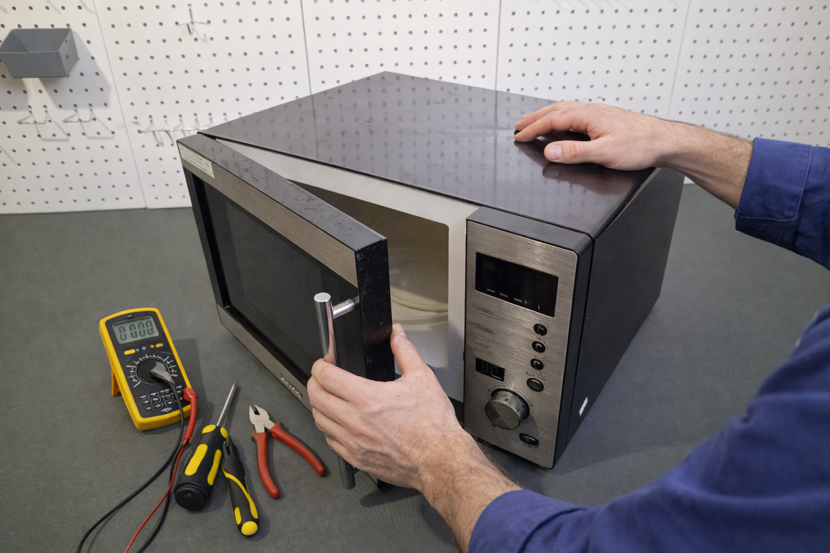 Ремонт микроволновки Daewoo KOR-643R в Казани — техника не включалась и выбивала пробки, выполнена диагностика и восстановление питания.