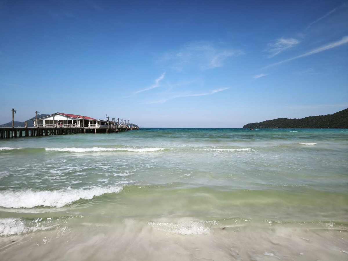 Пляж Saracen Bay beach и паромный причал на острове Ко Ронг Самлоем, Камбоджа