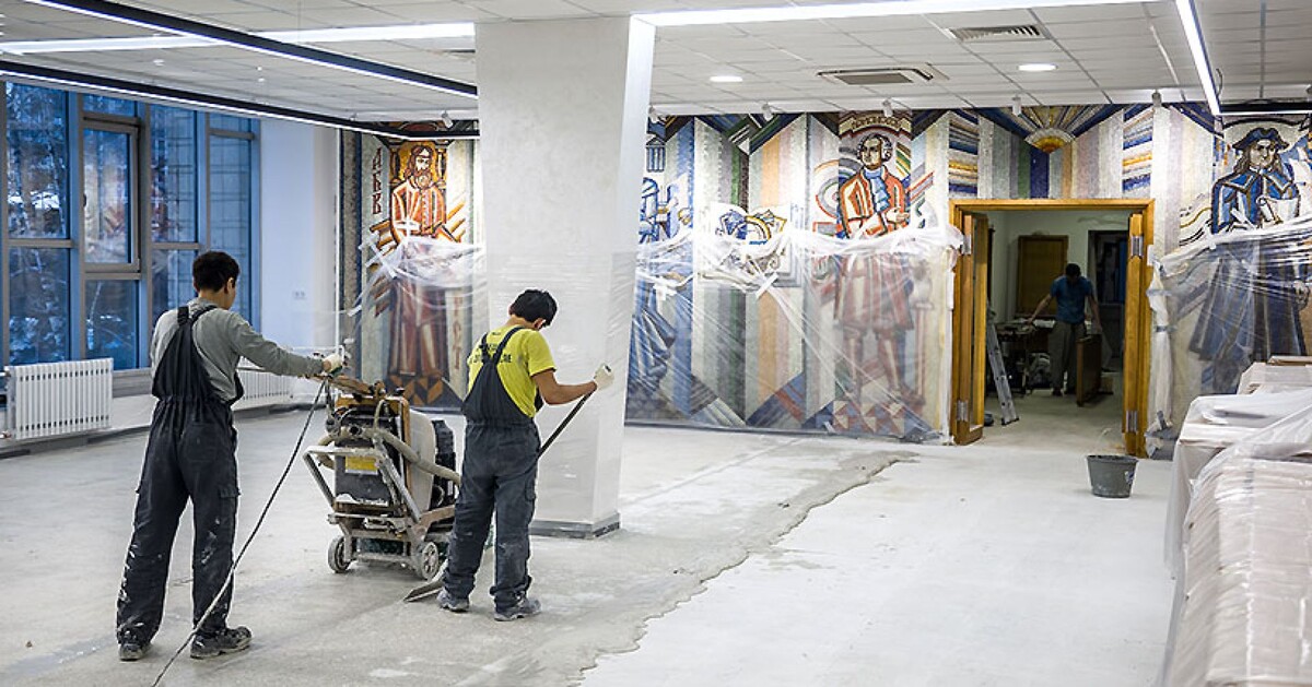 Мозаичные панно появились в библиотеке в конце 1980-х годов.