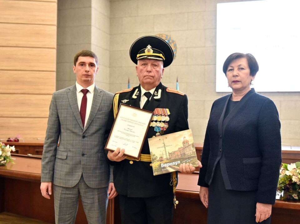    Награждение участников СВО и волонтеров в Барнауле. Источник: barnaul.org