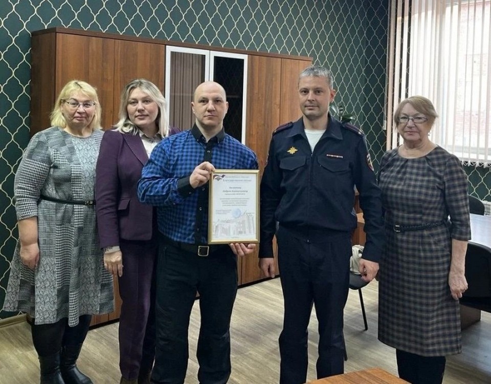    В Новокузнецке водителя автобуса наградили за спасение двух заблудившихся детей. Фото: ГУ МВД России по Кузбассу.