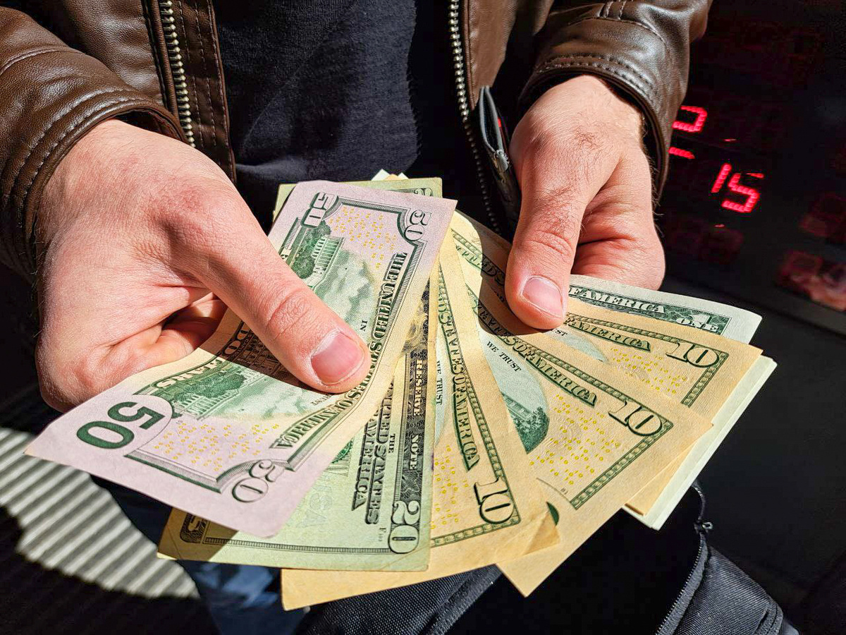 Важно учитывать не только валюту, но и состояние банкнот.  Фото: Фото: ФедералПресс / Вера Романескул