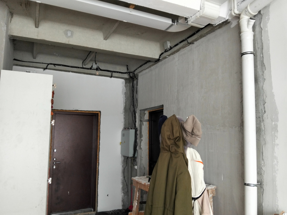 Осталось доделать возле входной двери