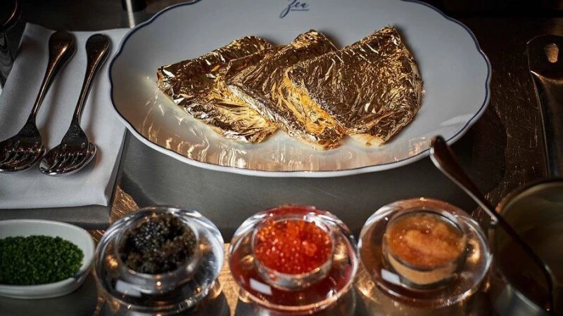     Блины с золотом и икрой. Соцсети ресторана Zea.