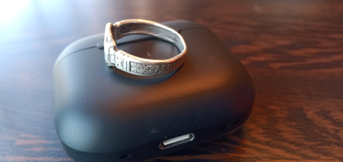 На перстне молитва.