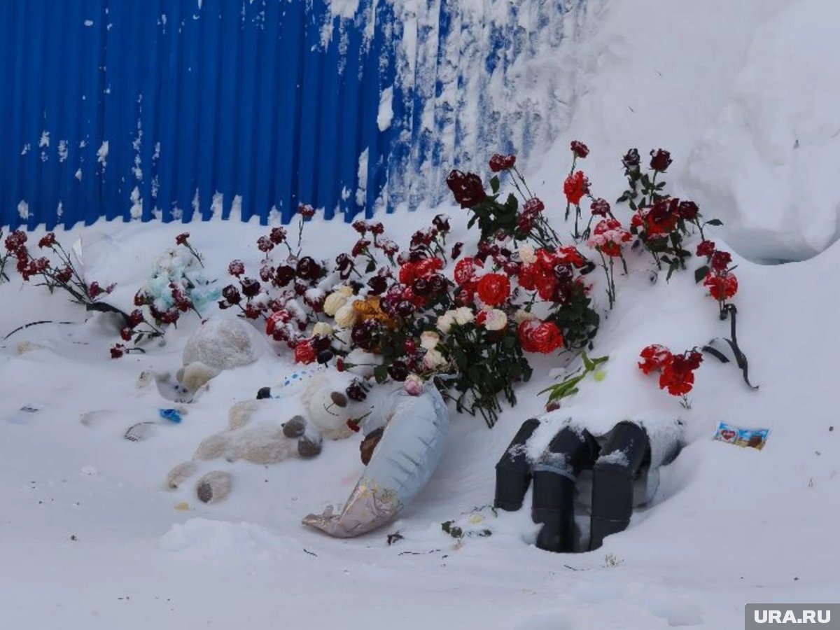     Мемориал у стены корта в Лянторе, где погиб мальчик