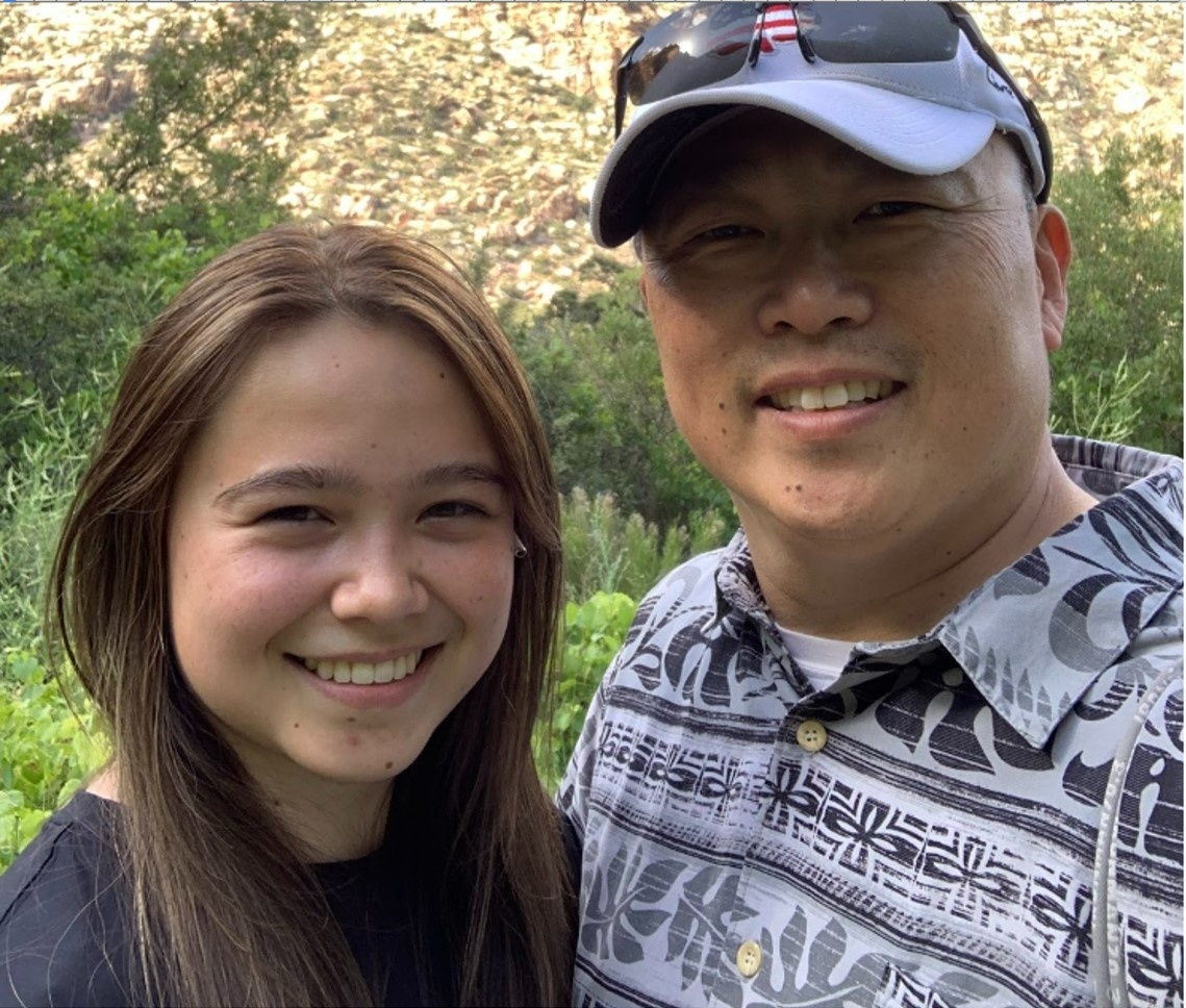 Алисса Хунзекер (слева) и ее отец, который был усыновлен в США в 1974 году (Алисса Хунзекер)