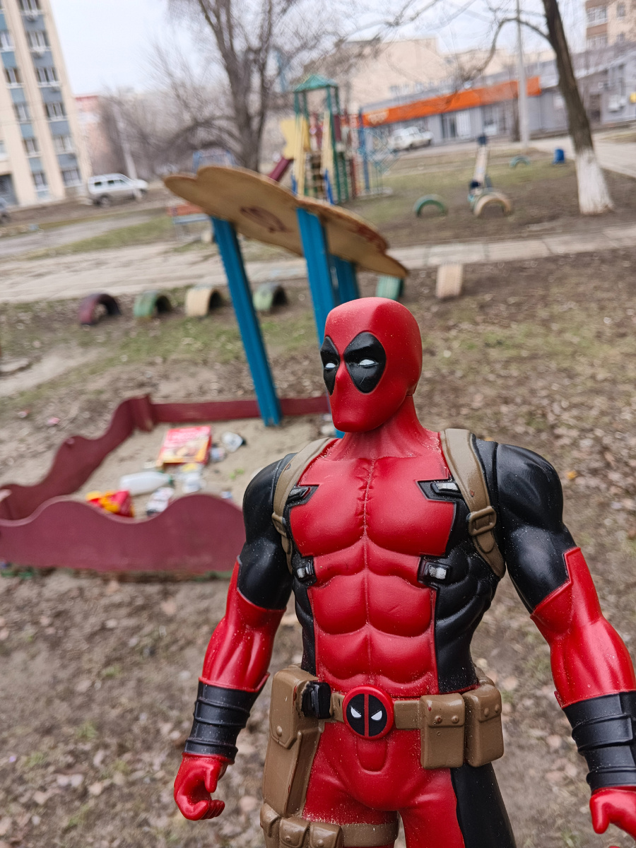 Я охраняю волгодонс и вижу на детской площадке в песочнице волчется хлам мусор и сломоные игрушки у нас люди принимают детскую площадку как мусорку что суда кидают этот мусор 