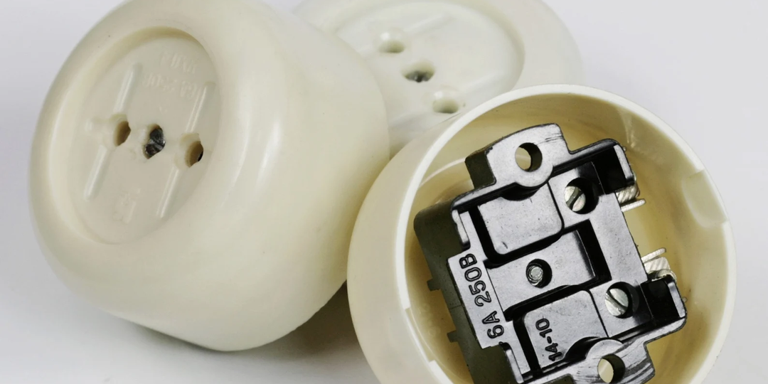 Почему в Америке 120В в розетке, а в России 220? Разбираемся