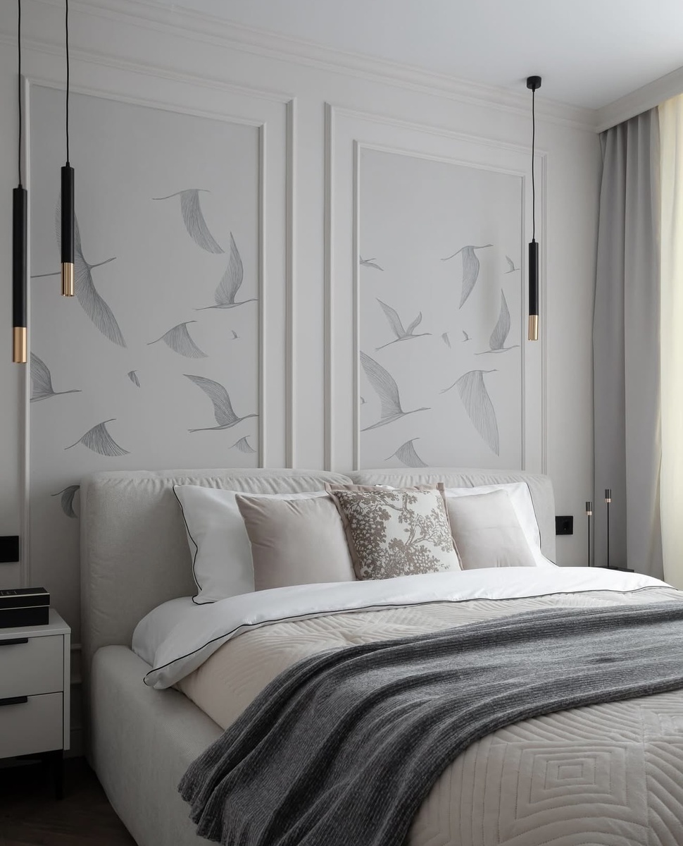 В проекте Наталии Исаковой использованы бесшовные фотообои "ворс", ссылка на изображение: https://art-fresco.ru/catalog/klassicheskaya_abstraktsiya/letyashchie_zhuravli_na_molochnom_fone (нашими дизайнерами сделаны корректировки по цвету специально для данного проекта).