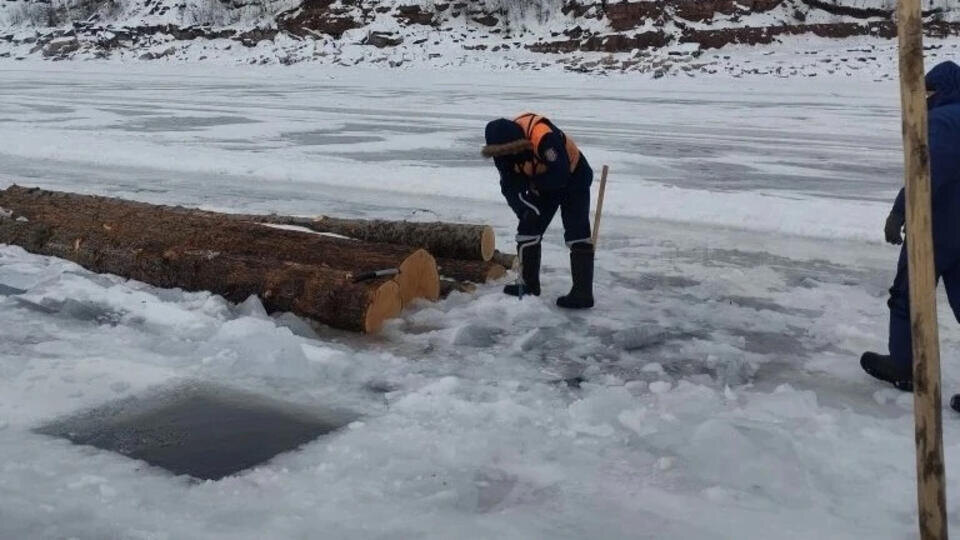 Мужчина на авто провалился под лед на Красноярском водохранилище