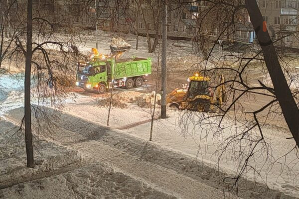    Ночная расчистка снега на Астраханской