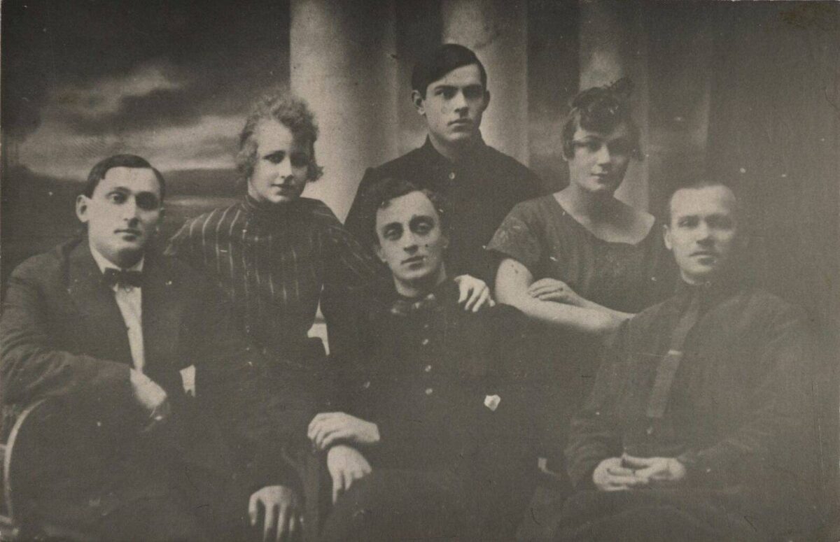 Фотография А. С. Ключарева с артистами эстрады, 1925 год (основание: фонд – Р2058, опись – 1, дело – 46)Фото предоставлено Госархивом РТ