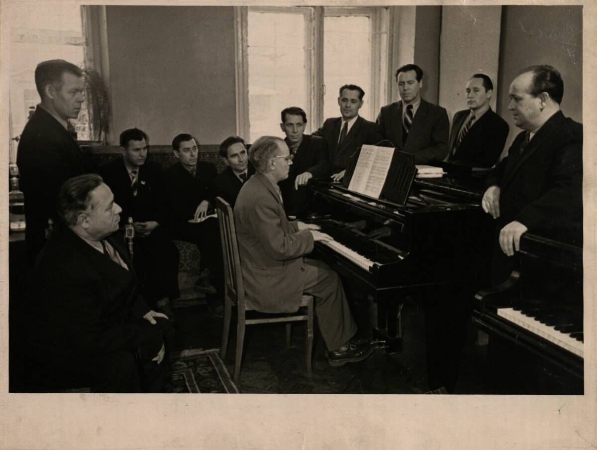 Фотография встречи в Союзе композиторов, А. С. Ключарев у рояля, 1960-е годы (основание: фонд – Р2058, опись – 1, дело – 43)