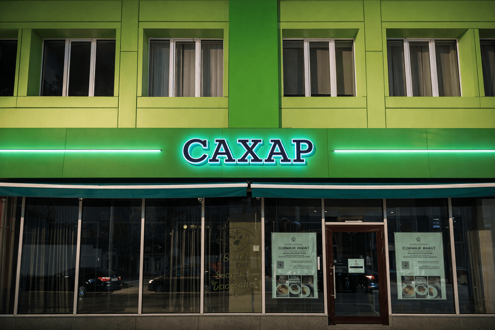 Кейс: объемные буквы с контражурной подсветкой для кафе в бизнес-центре