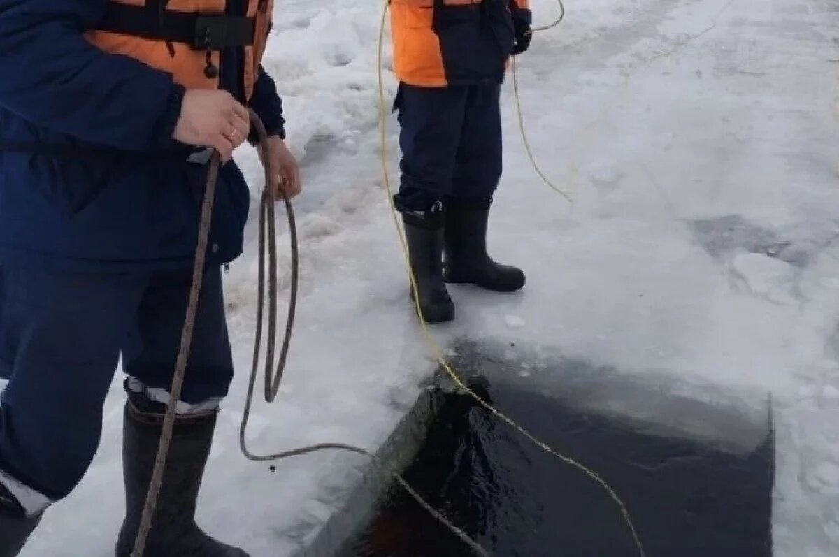    Машина с водителем ушла под лёд в районе залива Усть Погромный.