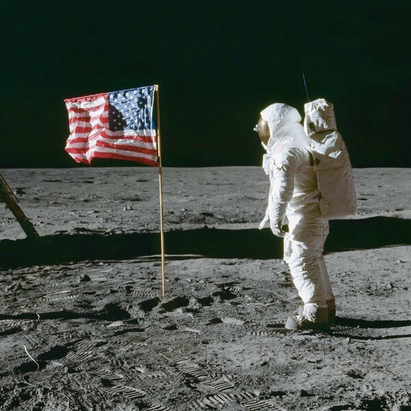 Источник: https://img.gazeta.ru/files3/472/20263472/upload-E_dvin_Ju_dzhin_O_ldrin-mladshii__astronavt_na_lune-pic_square_600x600-600x600-95837.jpg