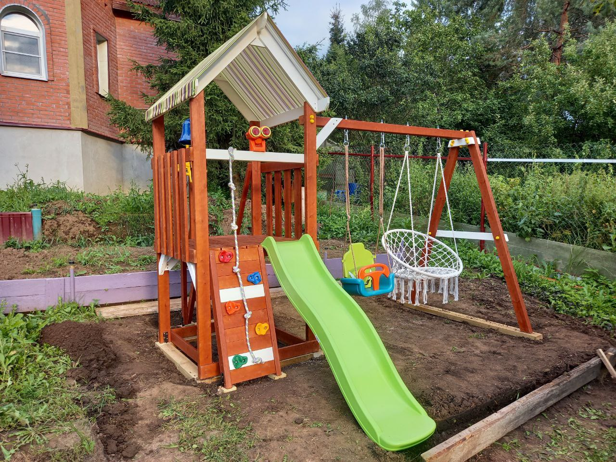Монтаж детской площадки Савушка TooSun-11 с салатовой горкой на участке 8 соток. Фото сразу после установки