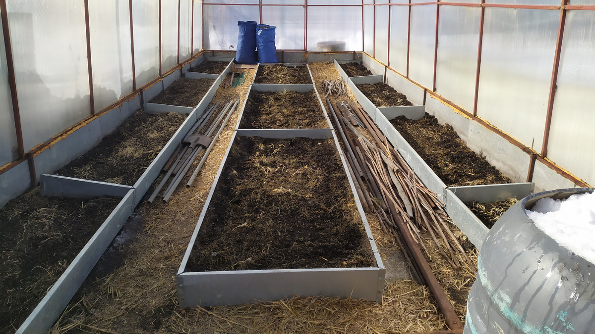 В мешках собранная после зимы мульча с грядок