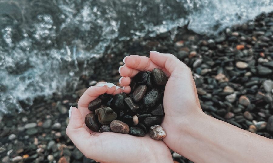 Каменные мандалы и «куриный бог»: почему весной нам всем срочно нужно к морю (и не только за загаром)