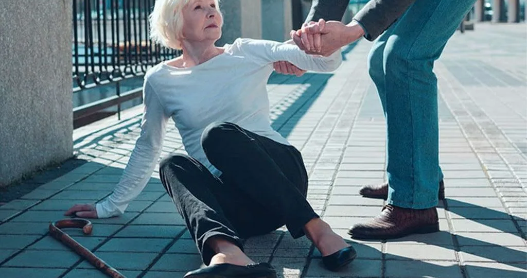 После 60 нельзя так ходить: это разрушает суставы и здоровье