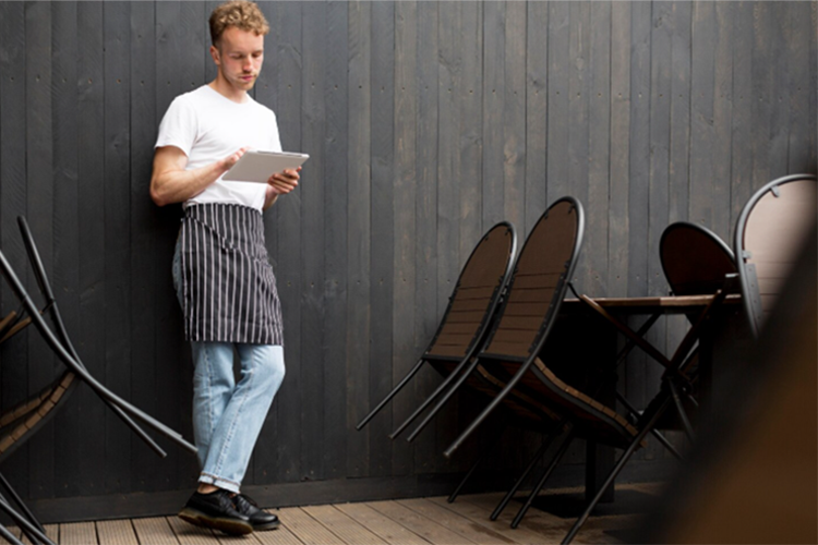    За 2025-й в стране было ликвидировано более 35 тыс. кафе и ресторанов, что почти на 10% больше, чем годом ранее.   
Фото: ru.freepik.com