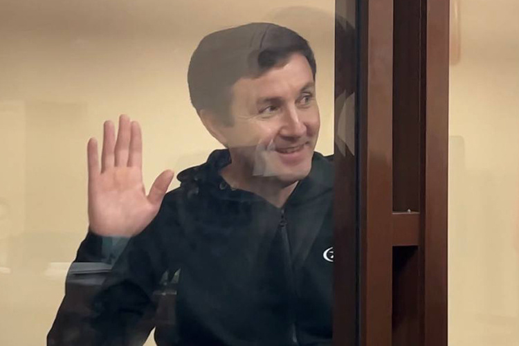    Аминову запрещено менять место жительства, то есть переезжать куда-то или уезжать в отпуск, без уведомления УФСИН. Меру пресечения в виде запрета определенных действий оставили без изменений — до вступления приговора в законную силу.   
Фото: Альбина Фархутдинова