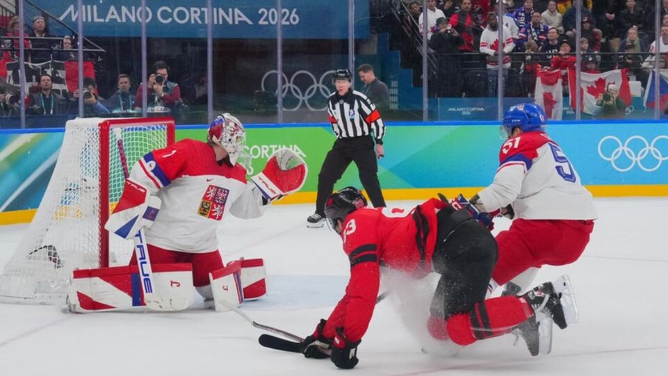    Митч Марнер забрасыывает победную шайбу / ИИХФ