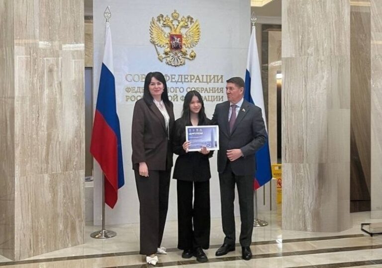    Школьники из Оренбурга получили диплом Совета Федерации за проект въездной стелы Оренбуржье