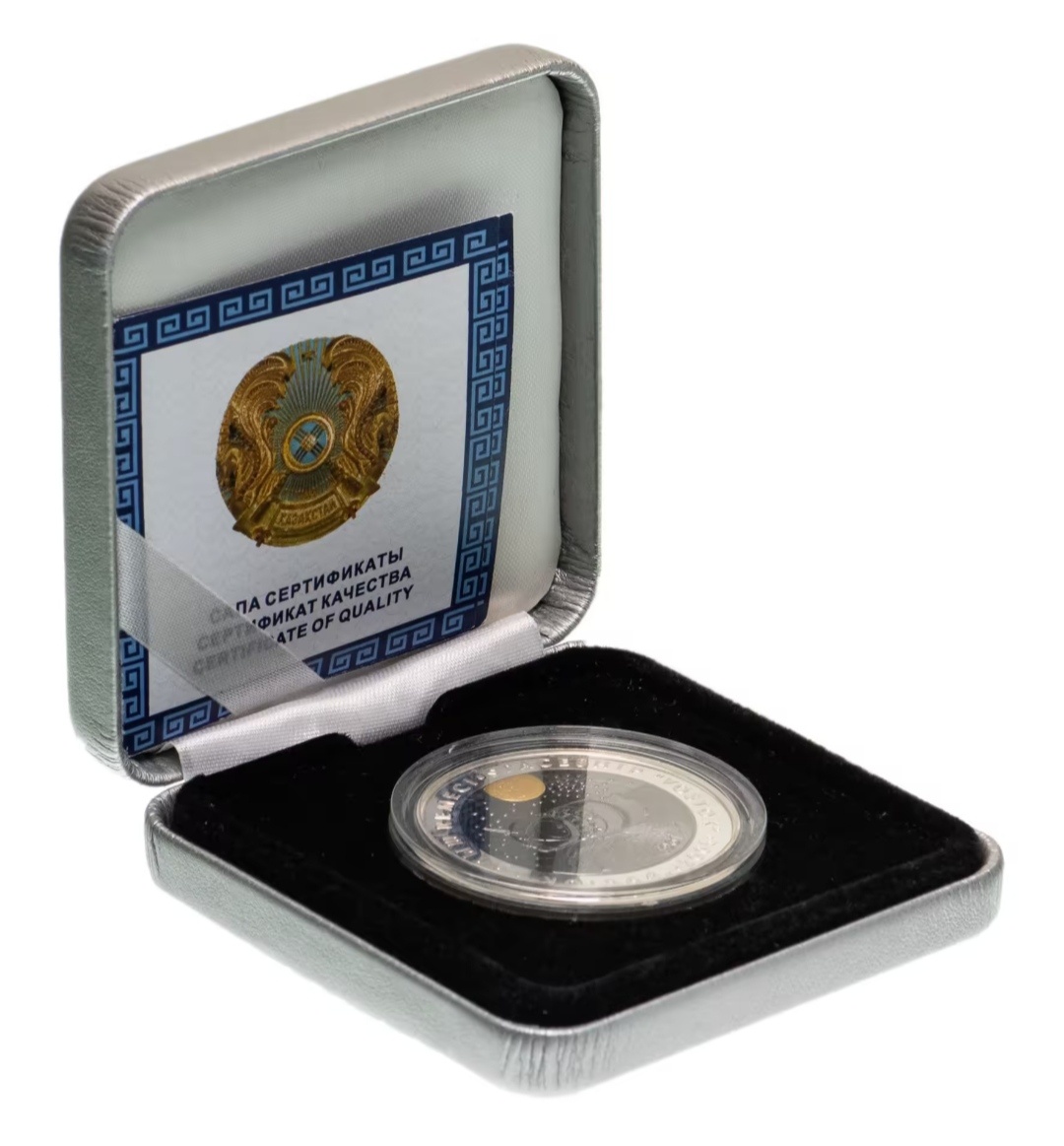 По окружности реверса монеты имеются надписи на казахском и английском языках, обозначающие космический корабль "Восток", и число "2008", обозначающее год чеканки. Надписи и число разделены точками. Боковая поверхность (гурт) рифлëная