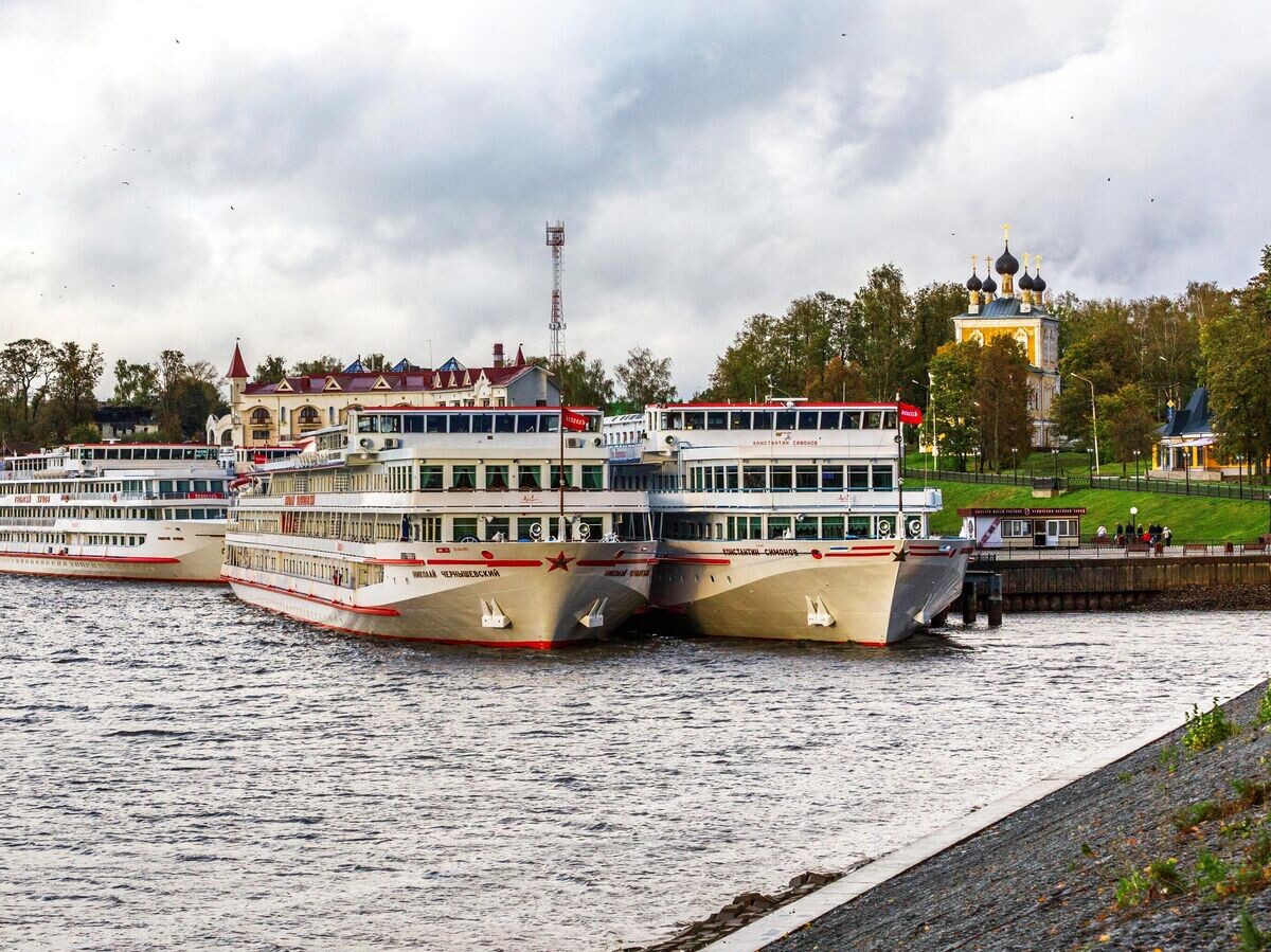 Туристические теплоходы у центрального городского причала в городе Угличе Ярославской области | © РИА Новости / Илья Тимин