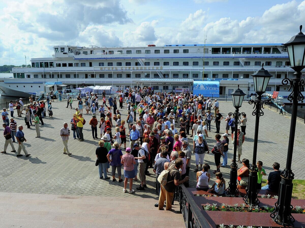    Группы туристов на речной пристани Углича | © РИА Новости / Алексей Куденко