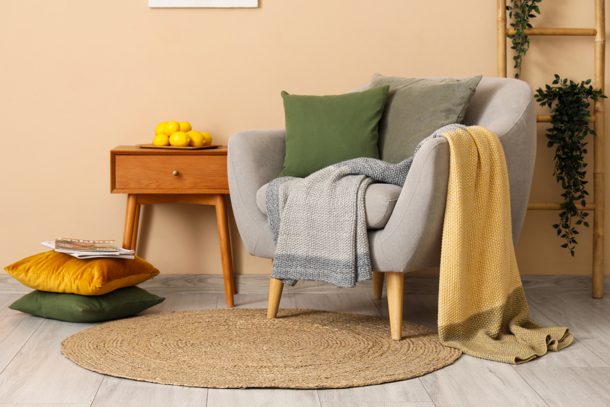 Теплая палитра Тосканы — терракотовый, охра и оливковый — превращает гостиную в уютное убежище даже в самый пасмурный день.