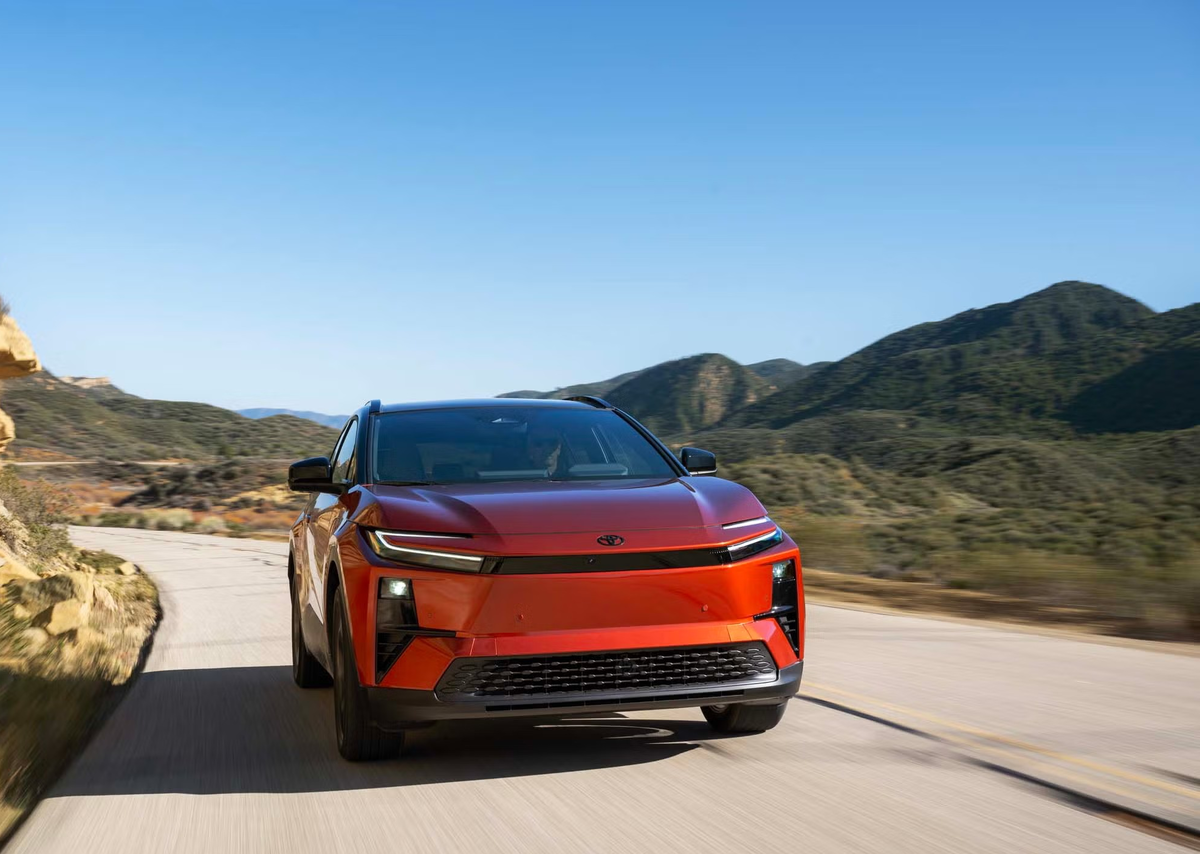 Новый полноприводный кроссовер Toyota C-HR 2026