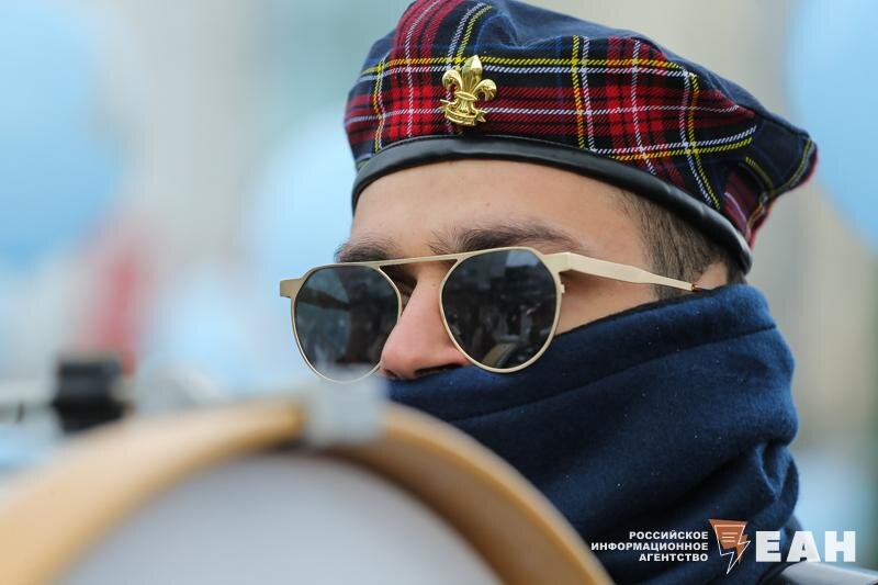    ЕАН. Человек в солнечных очках