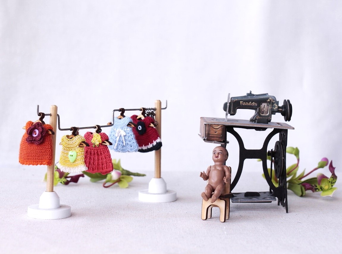 Вешалки с кукольными платьями в 2016 и 2020 годах.