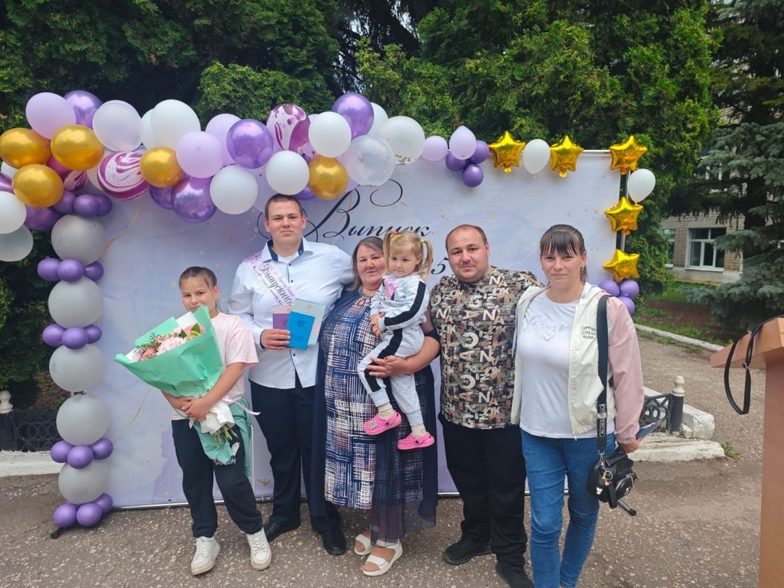 Июнь 2025 года. Выпускной Степана. Семья Коробкиных — в полном сборе (отец Андрей Иванович фотографирует).