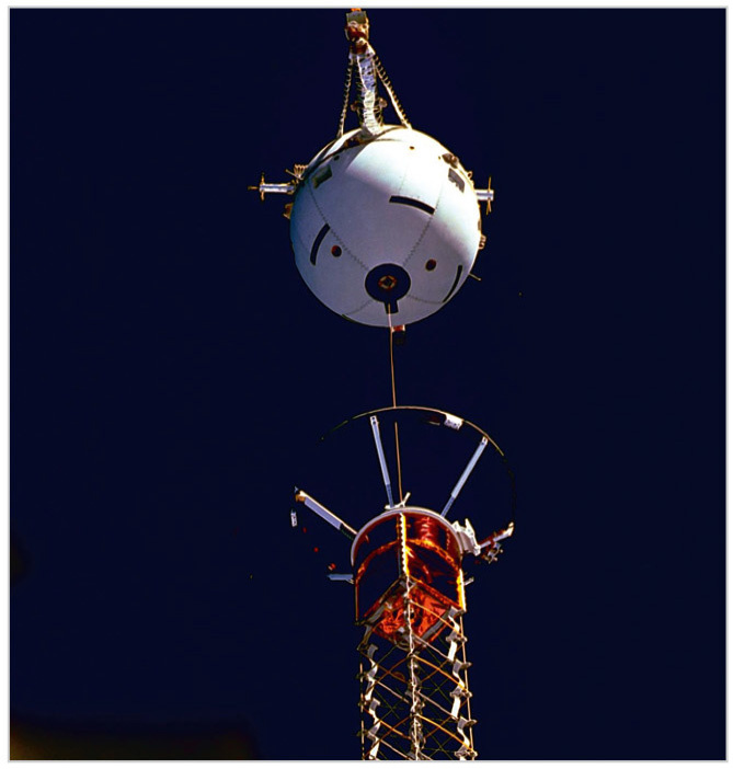 Рис. 1. Фотография телеметрического спутника, прикреплённого к тросу на выносной штанге во время эксперимента TSS-1R [2]