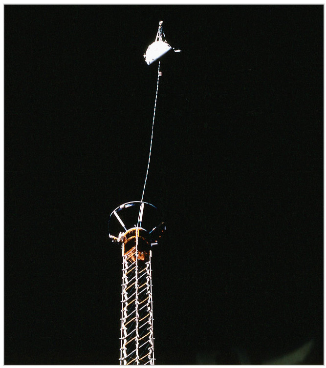 Рис. 2. Процесс развёртывания троса с привязанным спутником во время эксперимента TSS-1R