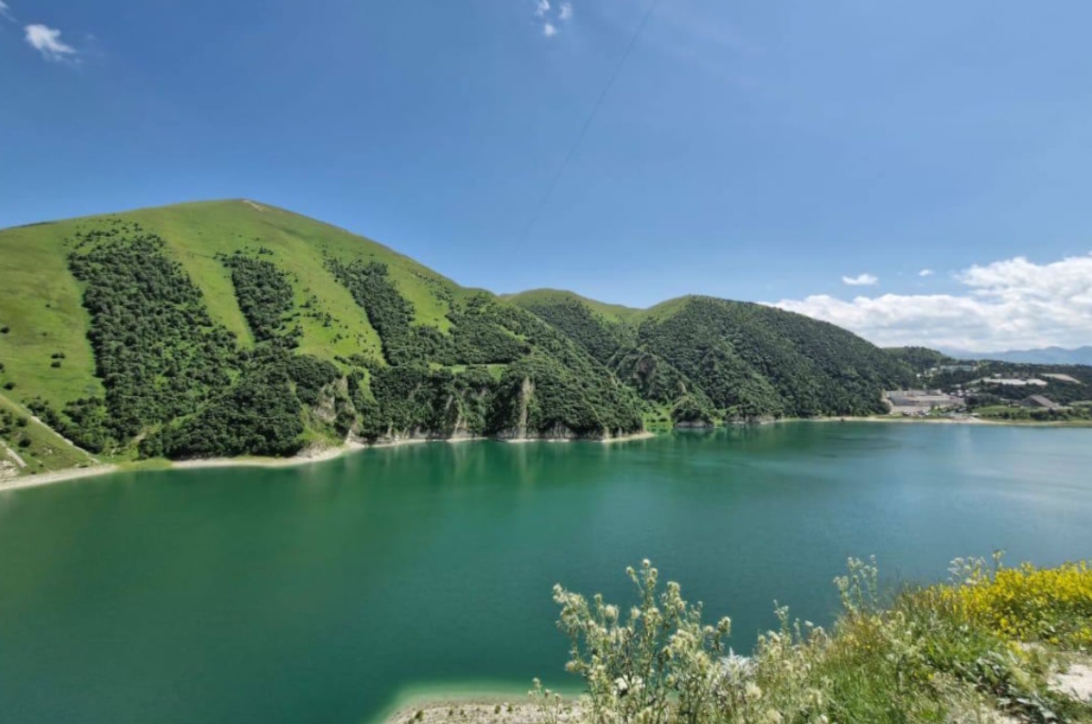 Озеро Кезеной-Ам — одно из красивейших мест Кавказа на границе Чечни и Дагестана.
