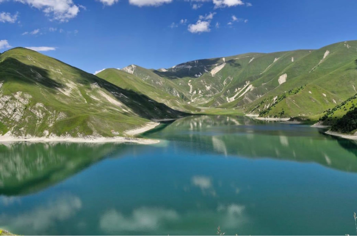  Озеро Кезеной-Ам называют «жемчужиной» Северного Кавказа.