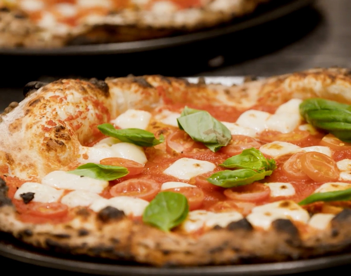 пицца с томатами, моцареллой и базиликом