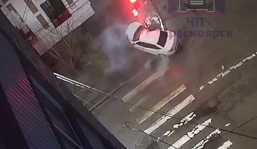     Легковушка на огромной скорости влетела в столб в центре Красноярска