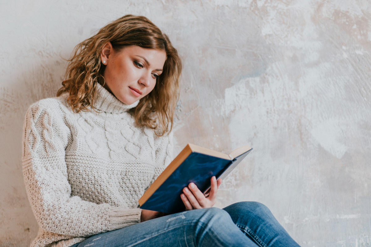 <a href="https://ru.freepik.com/free-photo/woman-sweater-reading-near-wall
