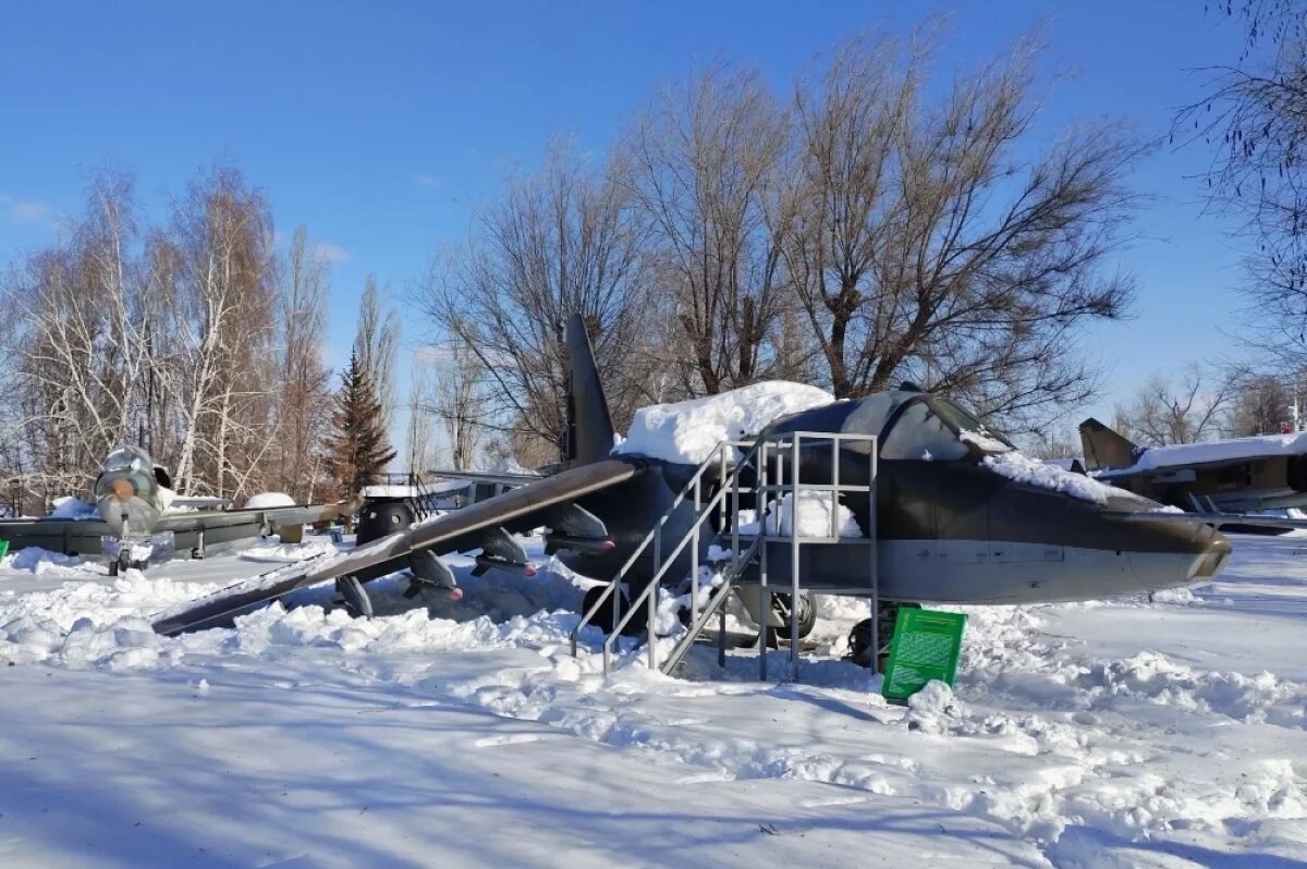    В Саратове в Парке Победы посетители сломали крыло Су-25