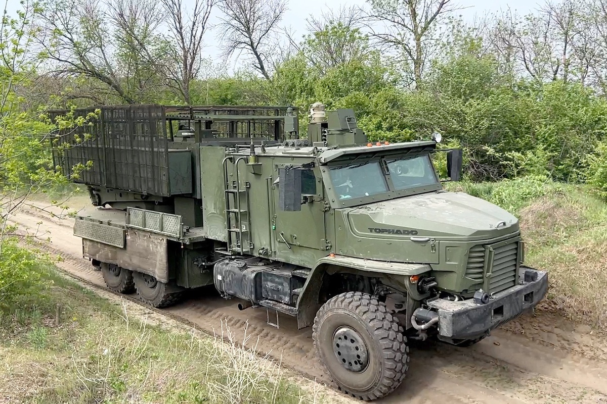    После стрельбы расчет боевой машины "Тосочка" тут же покидает позицию, чтобы не попасть под ответный огонь./Минобороны РФ