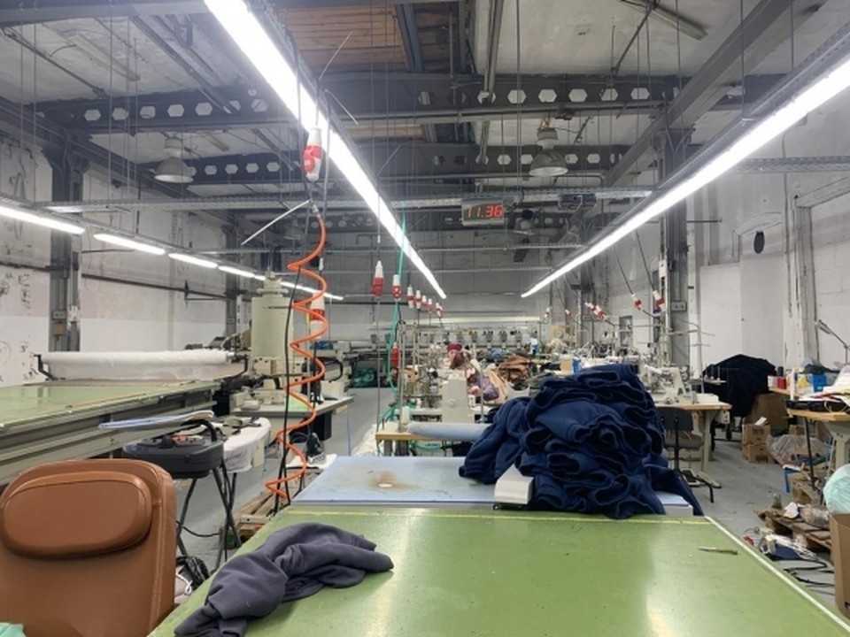    Новый инвестор сделал ремонт в цехах, поменял освещение и вентиляцию. Александра БУДАЕВА