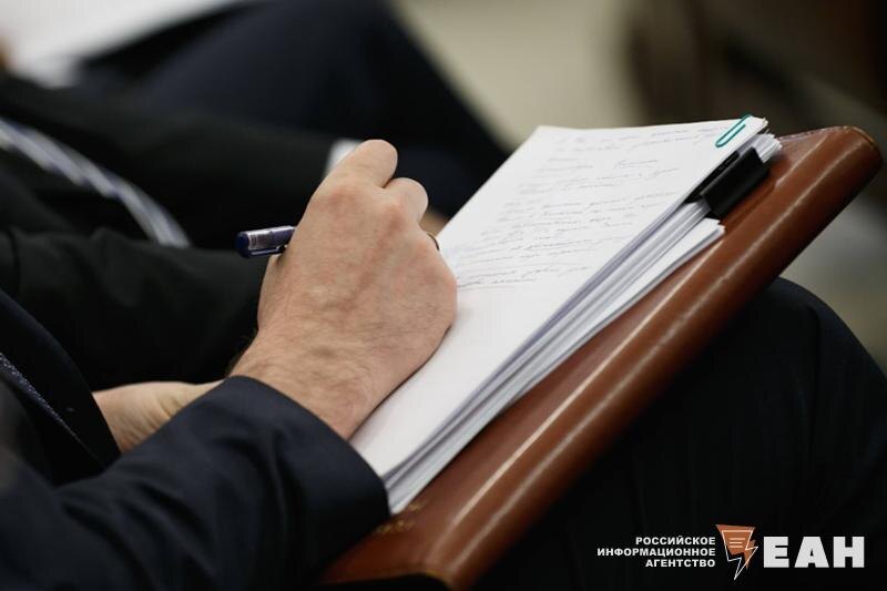    Человек что-то записывает