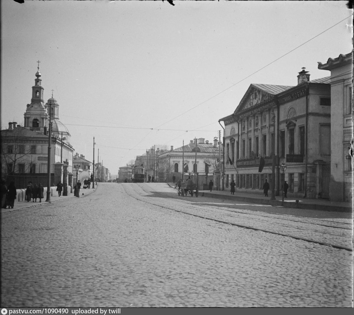 Конечно, это вряд ли именно трамвай №35. Зато по трассе следования - на Новой Басманной улице, 1912. Вид от Красноворотского проезда. Автор фото: А.А. Губарев. С сайта www.pastvu.com.